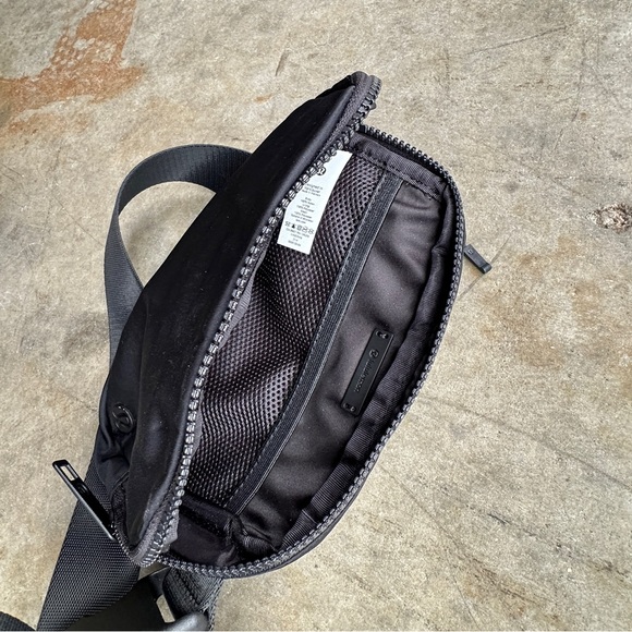 Lulu Black Belt Bag - Picture 4 of 6
